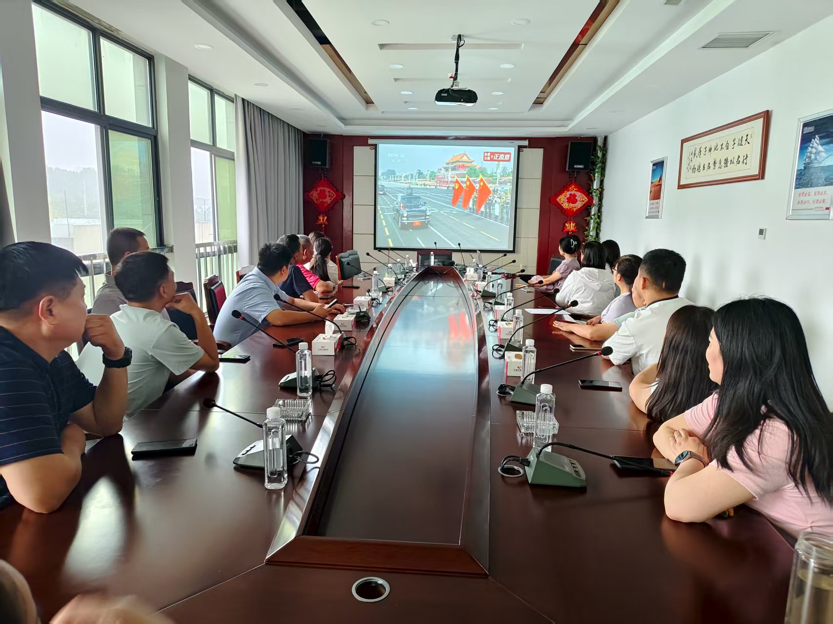 鼎瑞建工集团积极组织全体员工认真收看“纪念中国人民抗日战争暨世界反法西斯战争胜利80周年大会”